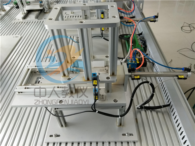 工業(yè)機(jī)器人與智能視覺系統(tǒng)應(yīng)用實(shí)訓(xùn)裝置,機(jī)器人實(shí)訓(xùn)臺(tái)，大供料單元